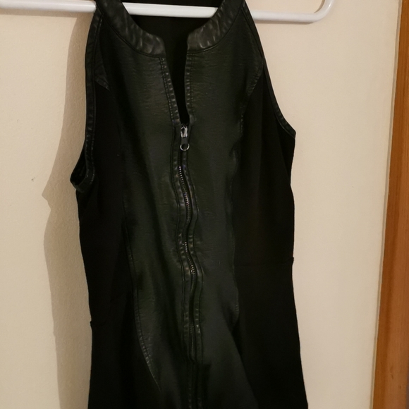 Zippered top - Picture 2 of 5